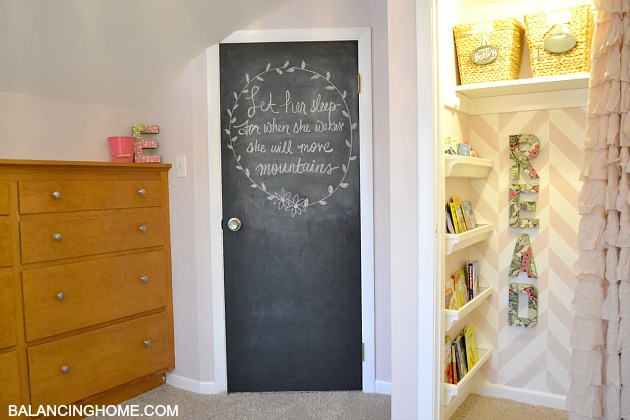Kid room makevoer with reading nook and chalkboard door