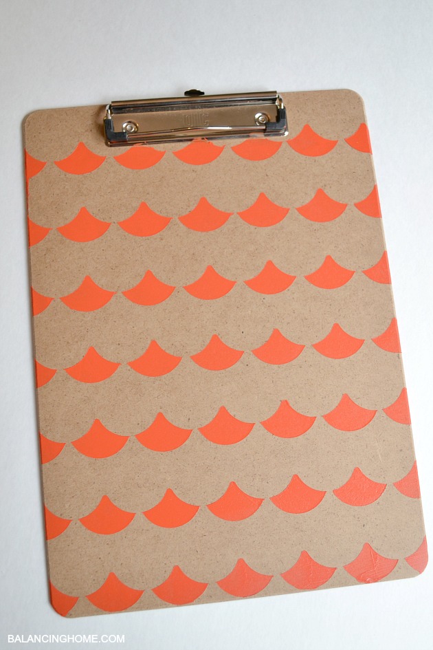 CLIPBOARD-DECORATED-WITH-FISH-SCALES-WITH-SCALLOP-SHAPE-TAPE