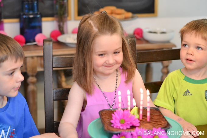 girl-pink-flower-pancake-breakfast-birthday-party-11