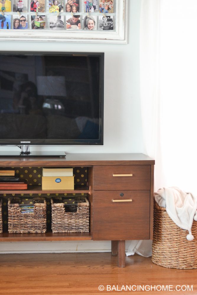 hanging-burlap-with-starch-tv-credenza-15